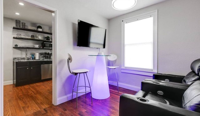 Charming, Happy 1-Bed Oasis: RVA Retreat Awaits!