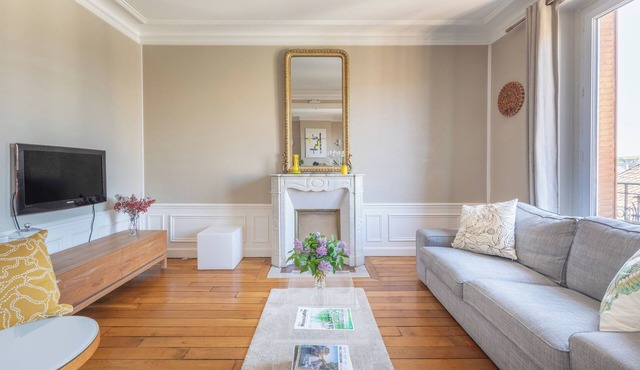 Charming Hausmann apartment 15 minutes from Paris