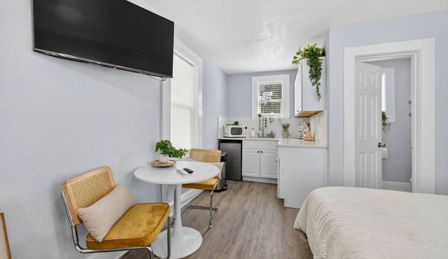 Charming Hideaway Cottage Pensacola