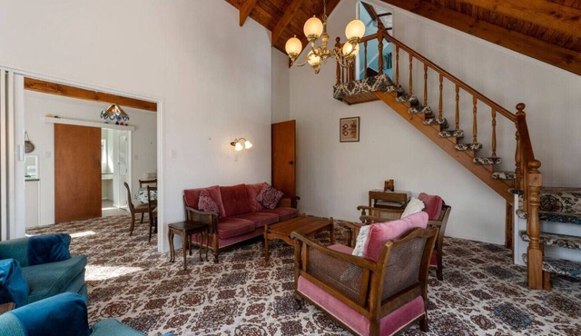 Charming Hideaway with wifi, short walk to 2 Mile Bay Sailing Club and lakefront, retro style decor