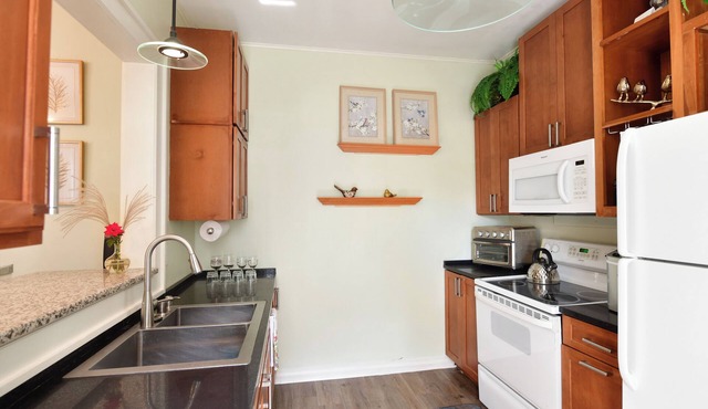 Charming historic 2-BR cottage with AC, walking distance to downtown Baraboo.