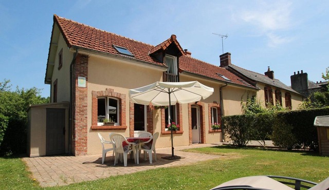 Charming historic cottage with enclosed garden in Moon-sur-Elle