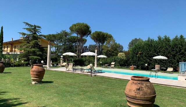 Charming historic villa near Arezzo, with private pool adorned with marble, centuries-old park, and