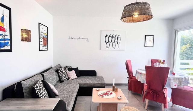 Charming Holiday Home with Garden View, Terrace, Balcony & Parking in Royan