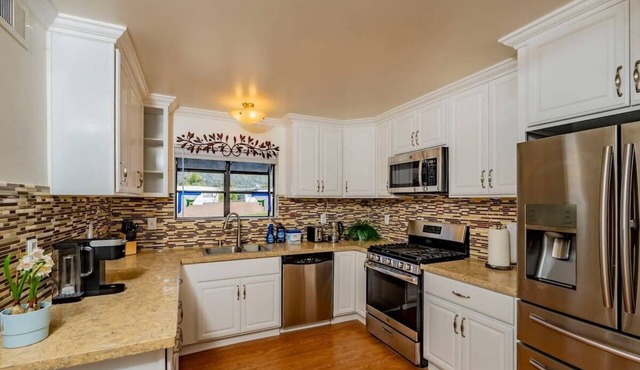 Charming Home: Cozy Retreat Near Top Attractions