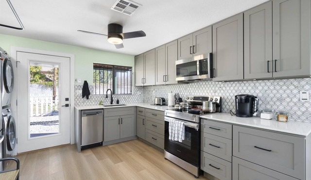 Charming Home in Phoenix! Reliable WIFI!