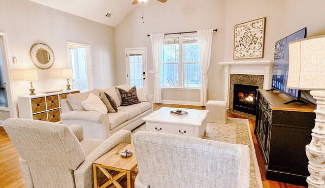 Charming Home - Near Champions Retreat
