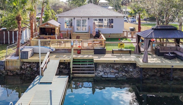 Charming home right off the main river. short paddle to hospital hole.