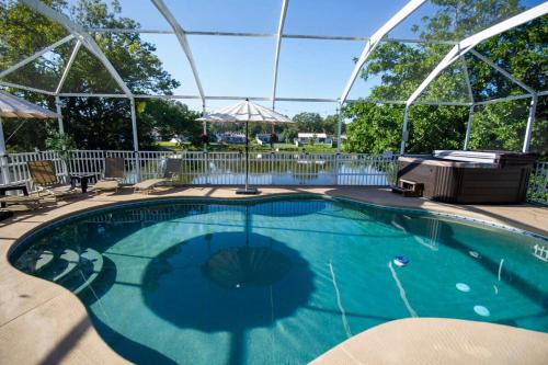 Charming home w private heated pool & hot tub