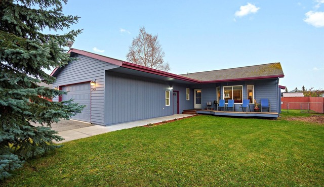 Charming home with modern comforts in South Anchorage: Your Adventure Awaits!"
