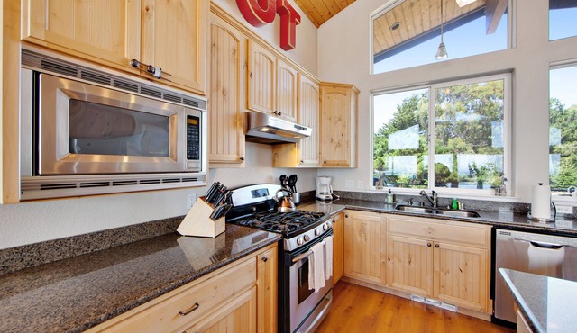 Charming Home with Private Hot Tub and Spectacular Ocean Views