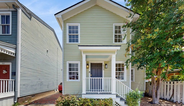 Charming home with screened patio, backyard dining & cozy reading nook