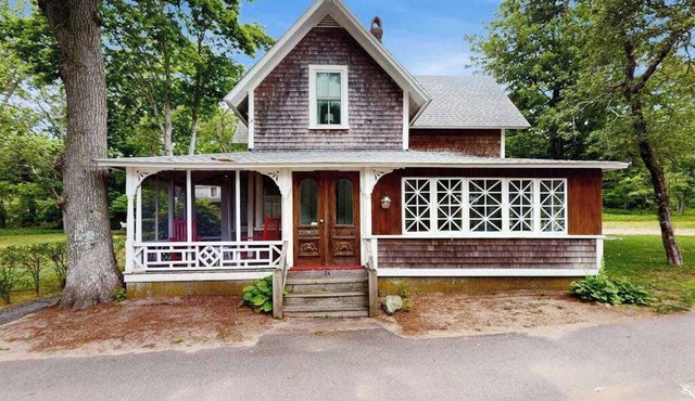 Charming home with walkable beach, large yard, deck, fire pit, and A/C