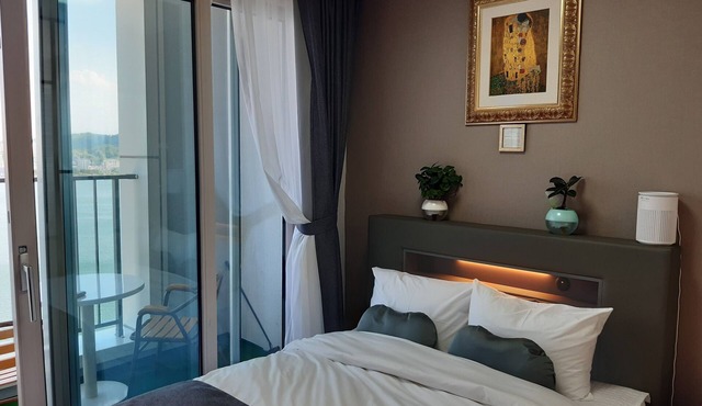 Charming hotel suite in marvelous Sokcho-si with WiFi