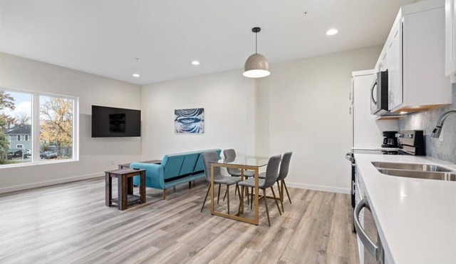 Charming hotel suite in enchanting Evansville with AC, WiFi & parking