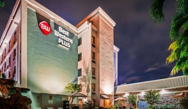 Charming hotel room in fabulous with amenities & close to Hardrock Stadium