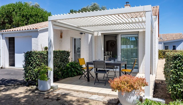 Charming House for 6 with Private Garden, Near Beach and Town Center