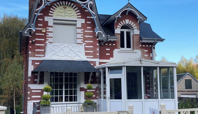 Charming house between pond and forest. 10 minutes by car from the sea!