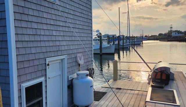 Charming house boat with 2 bedrooms and WiFi, AC in Cape Charles
