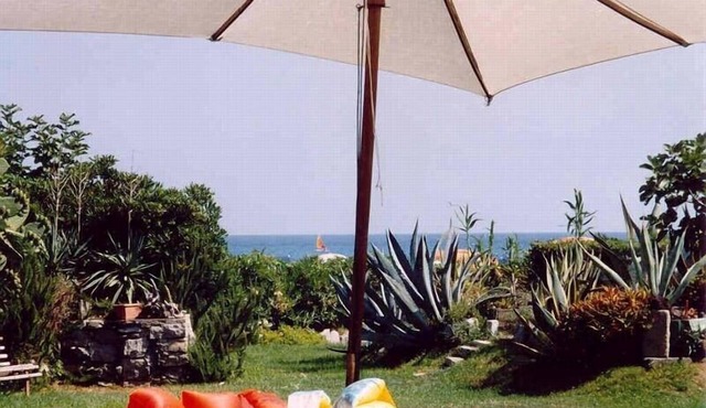 Charming house by the beach, large Mediterranean Garden, pets welcome
