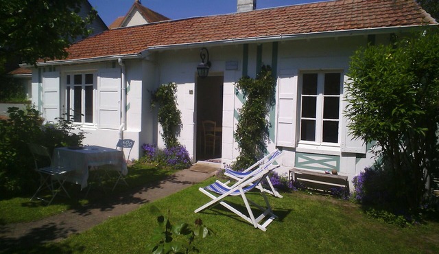 CHARMING HOUSE CALM GARDEN TERRACE 2 to 5 p. 7 min drive to the beach