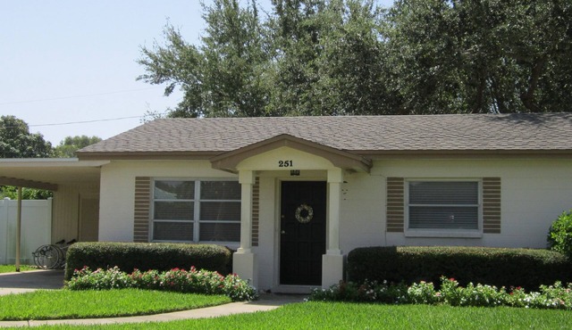 Charming House on St. Pete Beach - Just a few steps to the sand. NEW LISTING