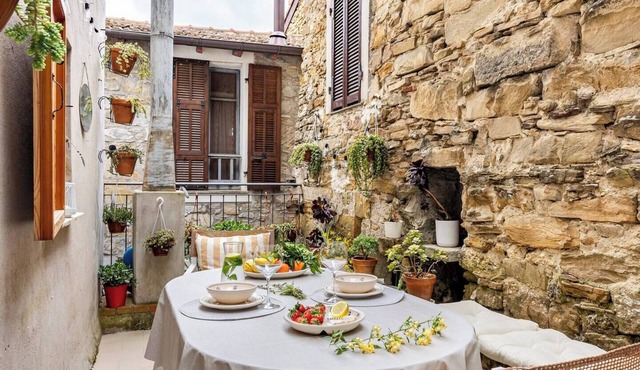 Charming house surrounded by nature, 15 minutes from the sea and the French Riviera.