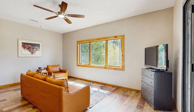 Charming house w/full kitchen, peaceful location & wifi