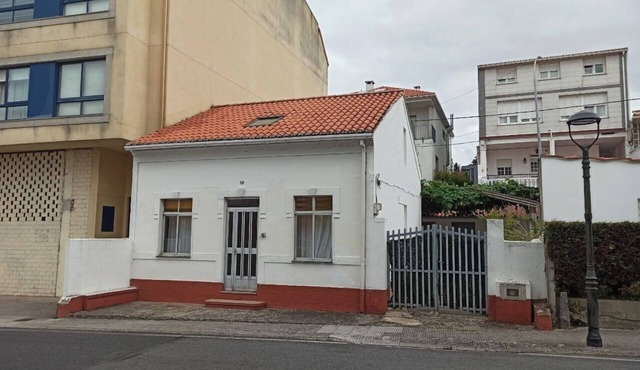 Charming house with first floor, second floor and patio. With the beach 300 meters away