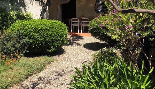 Charming house with beautiful garden, close to the beach. Free WiFi!