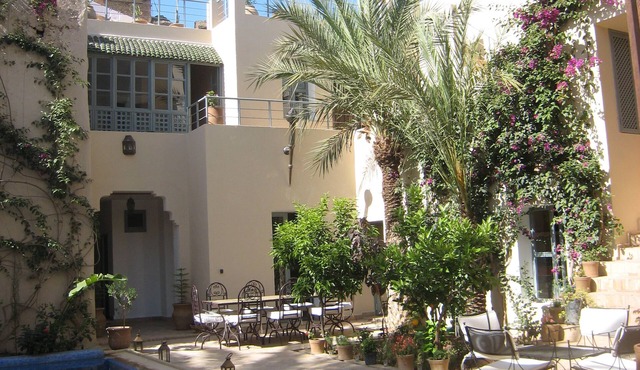CHARMING HOUSE WITH SWIMMING POOL AT THE FOOT OF THE RAMPARTS