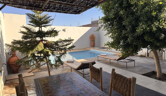 Charming house with private pool , 10 mns from city
