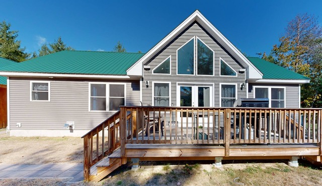 Charming House with Cozy Living Spaces and Outdoor BBQ Deck