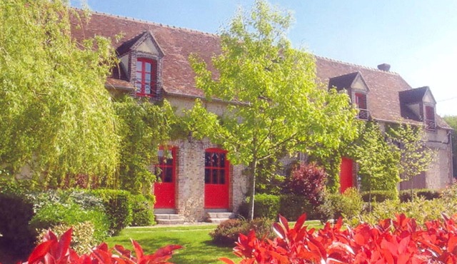 Charming hunting lodge with pets, fireplace, and garden in Perche