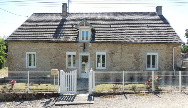 Charming individual house 170 m², enclosed garden, view of rolling Auxois hills.