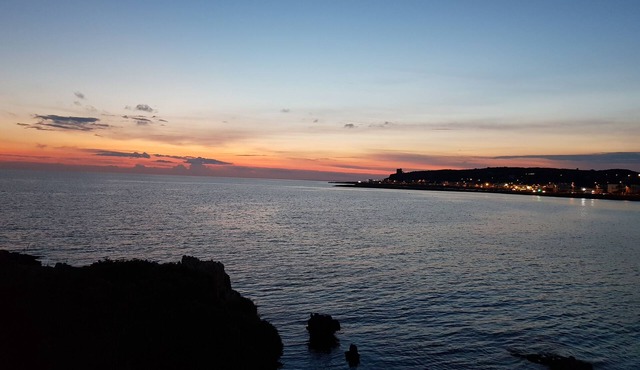 Charming newly built house just a few steps from the sea .