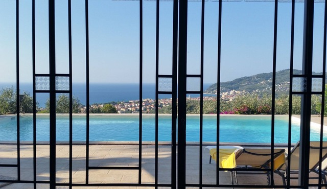 Charming Italian villa surrounded by olive and pine trees - Panoramic bay view