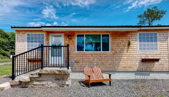 Charming Jacuzzi-Suite - Walk to Parson's Beach!