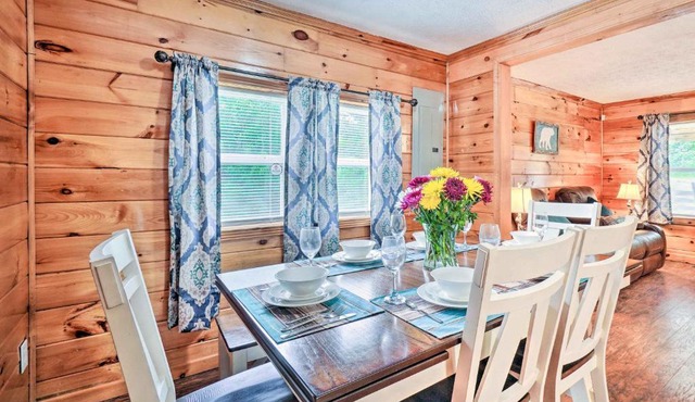 Charming Jamestown Cabin w/Large Backyard!