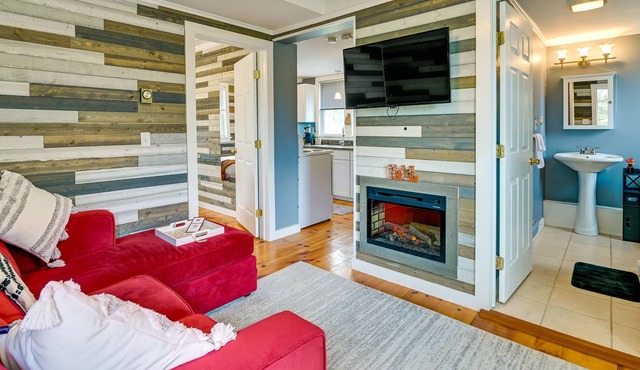 Charming Jefferson Cottage w/ Fire Pit!