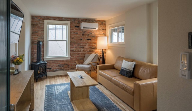 Charming King One Bedroom Suite w/Kitchen + Living