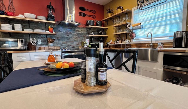 Charming Kitchen w/2-bedroom apartment with WIFI, AC in lovely East Providence
