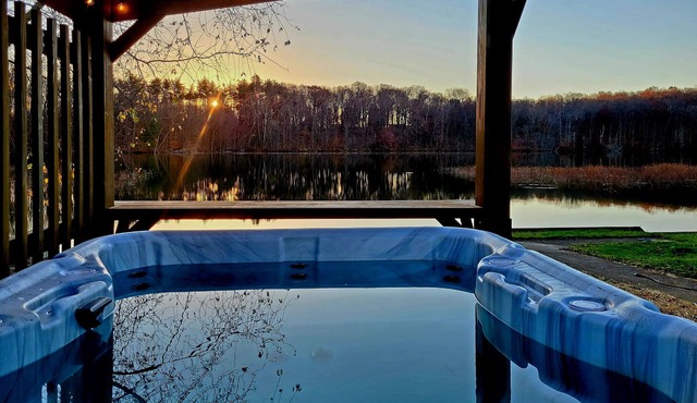 Charming lake cottage w/hot tub