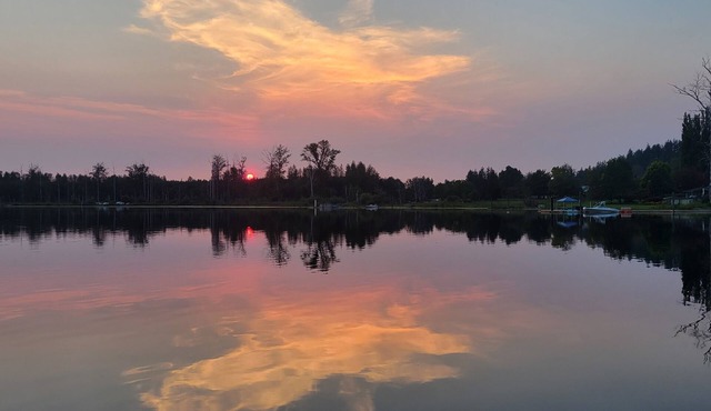 Charming Lake Cottage+Private Dock—Bring your paddles floats & fishing reels!