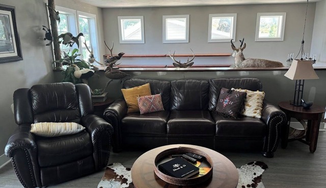 Charming Lake front 4-bedroom 3 full bath house in lovely with WiFi, Central AC