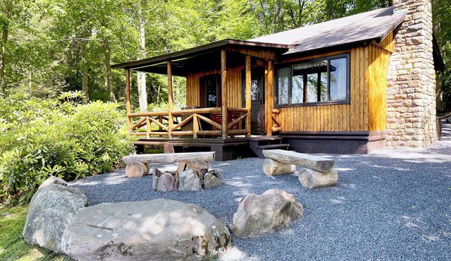 Charming Lake Front Log Cabin with Fire Pit in the Poconos