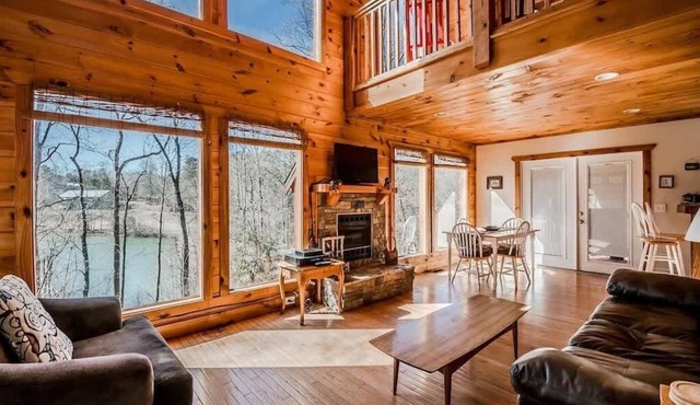 CHARMING LAKE VIEW CABIN |HOT TUB | GAME ROOM |