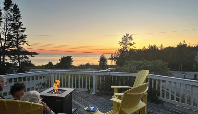 Charming lakefront cottage steps away from a sandy beach in Port Elgin!