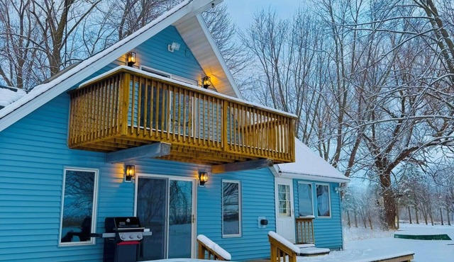 Charming Lakefront cabin w/Jaccuzi