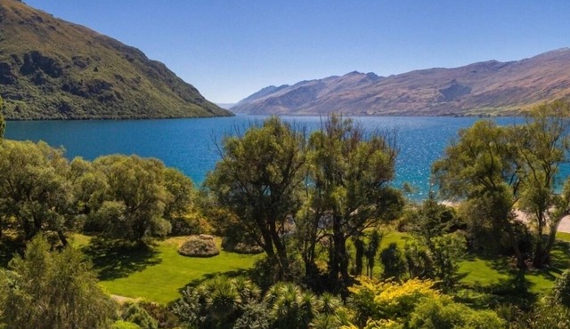 Charming Lakefront Cottage Retreat with large sheltered garden and stunning view